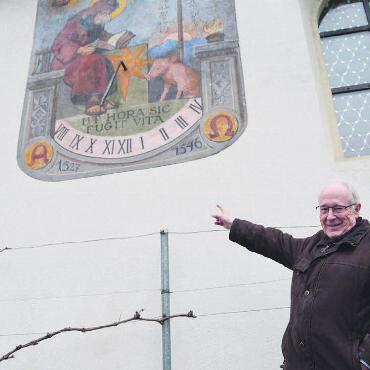 Besonderen Stellenwert - Kaplan Franz Xaver Amrein zeigt auf eine Abbildung des Heiligen Antonius, des Einsiedlers, das vom Bruderklaushof aus zu sehen ist. Bild: Sabrina Salm