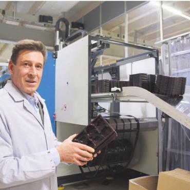 38 Leute verlieren ihren Job - Alex Bührer in der Produktionshalle. Noch sind wenige Maschinen daran, tiefgezogene Verpackungen anzufertigen. Bild: Annemarie Keusch