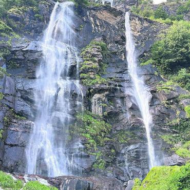 Aus anderen Blickwinkeln - Die Bremgarter Carina und Daniel Kickert fotografierten auf ihrem «Road Trip» (Locarno, Lugano, Como, Mandello del Lario, Val Chiavenna, St. Moritz) den Wasserfall «Cascate dell’Acquafraggia». Der imposante Wasserfall biete auch eine Bademöglichkeit.
