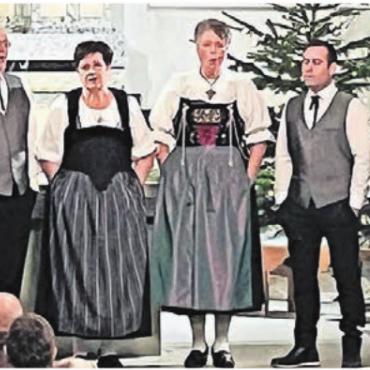 Weisse Rosen verteilt - Das Fyrabigchörli Rüüssblick sorgte für eine besinnliche Stimmung. Bild: zg
