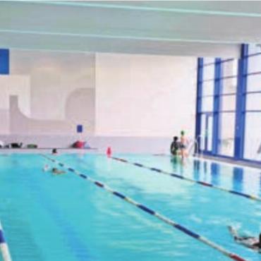 Schäden an der Decke - Planmässig wäre das Hallenbad nach den Sommerferien wieder geöffnet worden. Bild: huy