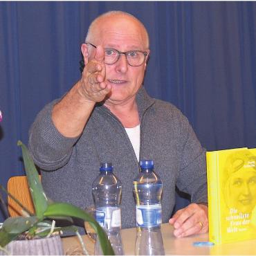 Steine in den Weg gelegt - Steven Schneider liess bei der Lesung seine Hauptfigur des Romans, Eliska Junek, lebendig werden. Bild: Erika Obrist