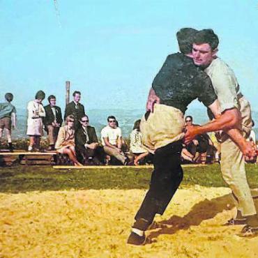 Der erste Freiämter Eidgenosse - Urs Meyer (rechts) am Guggibad-Schwinget 1970.
