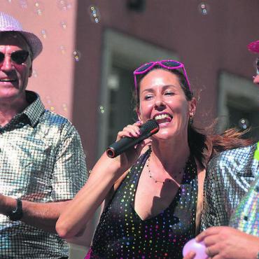 Besser geht nicht - Die Sommerhitze konnte die Rallye-Teilnehmenden nicht aufhalten. Bunt, fröhlich und voller Hingabe ging es im Schlageroutfit die Bremgarter Altstadt hinunter. Bild: Sabrina Salm