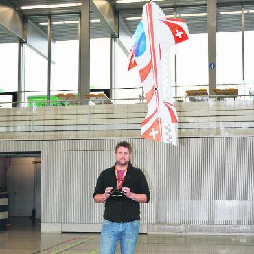 Mit «Philé» an die Weltspitze - Modellflugpilot Philipp Schürmann übt fleissig für die Heim-WM in der Dreifachhalle des Sportzentrums Burkertsmatt. Er hofft, dass alles reibungslos funktionieren wird und er mit seinem Modell «Philé» den perfekten Flug hinbekommt. Bild: Sabrina Salm