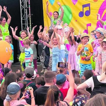 Begeisterung überall - Die «Schwiizergoofe» brachten am Sonntagnachmittag auch die kleinsten Besucher zum Tanzen. Zudem durfte das Publikum selbst auf die Bühne und dort mitsingen.