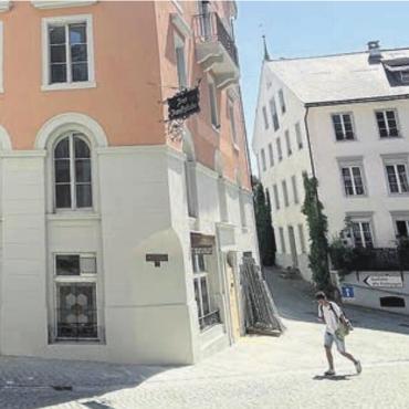 Wie weiter am Bogen? - Das Gerüst des «Drei Könige» (links) ist endlich weg – doch wie bei der «Sonne» gegenüber zeichnet sich keine baldige Wiedereröffnung als Restaurant ab. Bild: zg