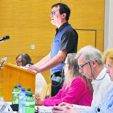 Grosses Interesse und klares Ja - Gemeindeammann Alain Maître (stehend) begrüsste zur Gemeindeversammlung in der Turnhalle, umringt von den Gemeinderats-Kolleginnen und -Kollegen. Von vorne: Vivienne Graw, Cristian Canis, Barbara Weber und Roland Geier. Bild: Thomas Stöckli