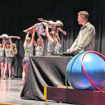 Bremgarter Leu für Turnverein - Musikalisch begleitet von DJ Simon Miles gaben die jungen Turnerinnen eine Kostprobe ihres grossen Könnens. Bilder: Marco Huwyler
