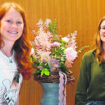 Punktlandung geschafft - Sie sind mit dem Ergebnis der Jahresrechnung 2024 sehr zufrieden: Frau Gemeindeammann Renate Ballmer (links) und Daria D’Alessio, Leiterin Abteilung Finanzen und Steuern. Bild: Roger Wetli