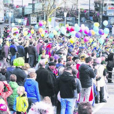 Den Besten nochmals toppen - Der letzte Fasnachtsumzug war auch aus Sicht der Organisatoren der beste. Auch die Bilder mit den Scharen an Leuten am Strassenrand beweisen es. Bilder: Archiv / Annemarie Keusch