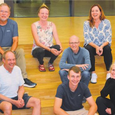 Dreh-Bar statt Zirkus - Sie bilden das Organisationskomitee von «Chünte dreiht»: (v. l.) Werner Fischer, Pierre Keller, Fanny Raffinger, Alex Simmen, Yves Moser, Kathi Falvi und Seraina van Baar. Bild: Roger Wetli