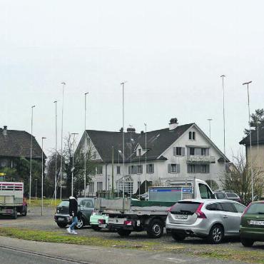 Der nächste grosse Schritt - Hier soll der neue Wohnbau der Ortsbürger einst stehen. Heute befindet sich dort eine Brache, die als Parkplatz genutzt wird. Bilder: Roger Wetli / zg