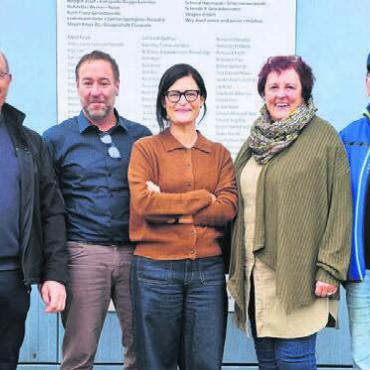 Pioniere der ersten Stunde treten ab - Den Generationenwechsel vollzogen (von links): Lars Helsing (neuer Hüttenwart), Oskar Koch (Vizepräsident), Jonas Wermelinger (Präsident der Genossenschaft), Sandra Wermelinger (Kassierin), Hildegard Hilfiker (Aktuarin), Hanspeter Meyer (abtretender Präsident) und Niklaus Meyer (abtretender Hüttenwart). Bild: zg