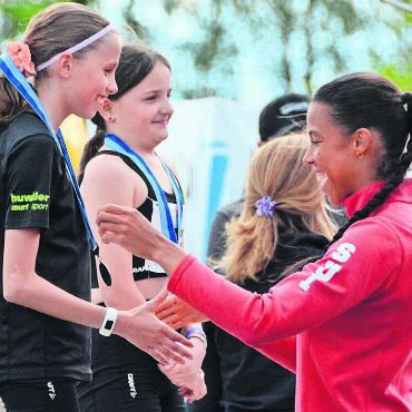 Mehr als ein Wettrennen - Normalerweise erhält Melanie Hasler (rechts) eine Medaille für ihre rasanten Fahrten durch den Eiskanal. Am Mutschälle-Sprint war es für einmal sie selbst, die Edelmetall überreichte. Bild: Sabrina Salm