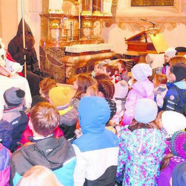 Samichlaus erfreut Kinderherzen - In der Stadtkirche lauschen die Kleinen den spannenden Geschichten aus dem «Goldige Buech». Bilder: tre