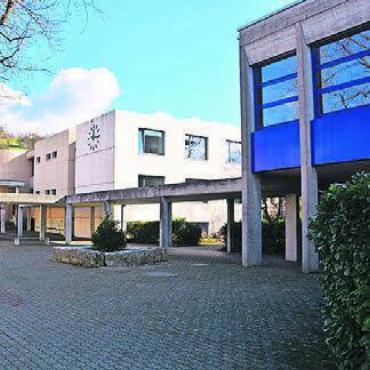 Knappes Ja für Zweifachhalle - Zufikon kann die Planung der Erweiterung des Schulhauses fortsetzen. Bild: Archiv