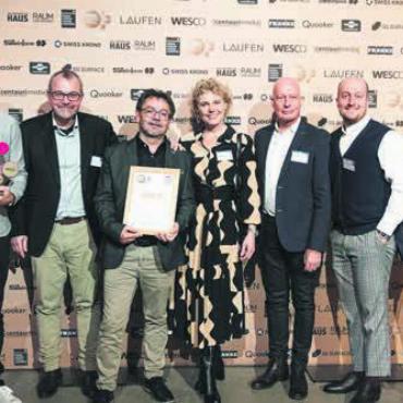 Freiämter Küche hat überzeugt - Für das Bettwiler Unternehmen hat die Auszeichnung einen besonderen Wert. Dementsprechend gross ist die Freude bei Ivo Keusch (Projektleiter), Roland Vogt (Beratung Verkauf), Markus Stutz (Betriebsleiter), Daniela Meier (Marketing), Guido und Timo Henzmann von Vinova Architects sowie CEO und Inhaber von Brunner Küchen Adrian Bernhard (von links). Bild: zg