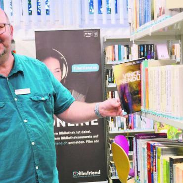 Vom Bücherschreiben leben - Literatur ist die grosse Leidenschaft des Arners Michael Caplazi und er lebt diese auch beruflich aus. Bild: Thomas Stöckli