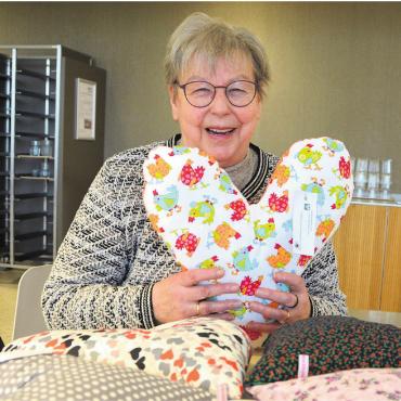 Bisher rund 1000 Kissen genäht - Jolanda Knopf und ihre Kolleginnen von den Landfrauen Bremgarten-Zufikon finden im Nähen von Kissen eine grosse Genugtuung. Bild: Roger Wetli