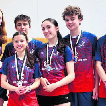 Gross abgeräumt - Zufikon 1 sicherte sich das Ticket für den Schweizerischen Schulsporttag in Luzern: (v. l.) Sara Singeisen, Jana Gysler, Yanis Reier, Selina Steger, Nils Erne und Vinicius Villavieja. Bild: zg