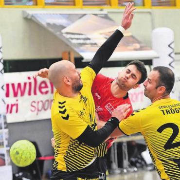Niederlage gegen Aufsteiger - Yorick Kaufmann (Mitte) in der Mangel der Urner. Gegen Altdorf gab es nichts zu holen für Muri. Bild: tvm