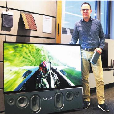 Was bringt das schärfste Bild, wenn der Ton dabei nicht mithält ? - Serge Müller, Geschäftsführer von Tschachtli Klang & Bild, demonstriert im Showroom an der Breitistrasse 6 in Wohlen die CANVAS HiFi Soundbar (unterhalb des Bildschirms) sowie in der linken Hand den kabellosen Sprachverstärker OSKAR, der flexibel in der ganzen Wohnung einsetzbar ist. Bild: zg