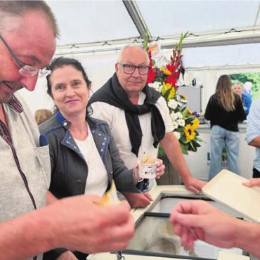 Zu Ehren der Schweiz - Die Gemeinderäte Ruedi Schmid, Sonja Gass und Ammann Franz Schaad (von links) waren als Eisverkäufer im Einsatz.
Bild: mub