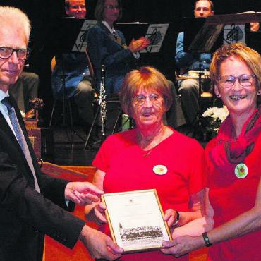 Zufriedenheit als Lohn - Raymond Tellenbach überreicht Marianne Kistler (links) und Susann Blunschi von den Landfrauen Hermetschwil-Staffeln den Förderpreis. Bild: Vincenz Brunner