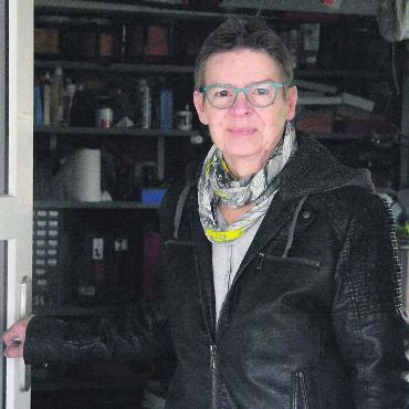Ein Dorf wandelt sich zum Markt - Auch Marguerite Weber Bless öffnet ihre Garagen- respektive die Werkstatttür für Interessierte – und wird selber den einen oder anderen Stand besuchen. Bild: Celeste Blanc