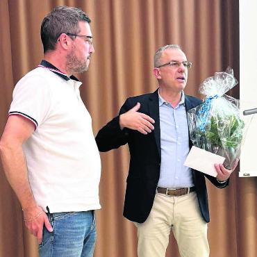 In Rekordzeit abgeschlossen - Präsident Roland Di Gregorio (rechts) verabschiedet Vizepräsident Alain Lüscher mit einem Präsent. Bild: zg