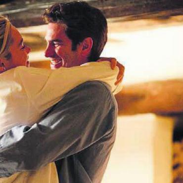 Zwischen Glück und Unglück - Wenn aus Schicksalsbegegnung Liebe wird: Florence Pugh und Andrew Garfield. Bild: zg