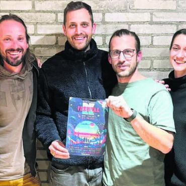 Ein Gesamterlebnis schaffen - Das Organisationsteam lädt zum Tanzen an das Festival oberhalb von Berikon: (von links) Oliver Maurer, David Meier, Thomas Keller, Olivier Magnin, Sabrina Stadler, Thomas Hafner. Bild: zg