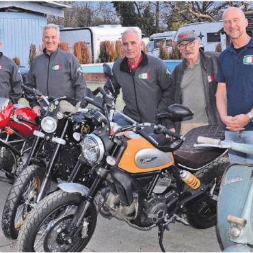 25 Jahre Kult gepflegt - Die «Freunde italienischer Motorräder Reusstal» fahren Töffs aus verschiedenen Epochen und unterschiedlicher Marken. Bilder: Roger Wetli / zg