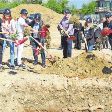 Grundstein für zweite Etappe gelegt - Vertreter der Fortimo AG, der Gemeinde und weitere Beteiligte legten den Grundstein für die zweite Etappe der Widacher-Überbauung. Bild: Roger Wetli