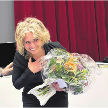 Ehre, wem Ehre gebührt - Ungern lässt Gemeindeammann Daniel Schüepp seine Ratskollegin ziehen. Sie habe das Amt als Gemeinderätin gerne ausgeführt, sagt Seraina von Baar. Bild: Sabrina Salm