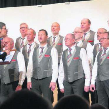 Vorgruppe unbekannt - Der Männerchor Oberwil-Lieli sang sich in die Herzen der Zuhörenden. Bild: rwi