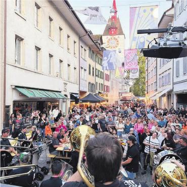 Ein traumhafter Abend - Die Zufiker Sädelgeischter bereicherten das Jubiläumsfest der Schpitelturm-Clique mit ihren unverwechselbaren Fasnachtsklängen. Die Marktgasse erwies sich als tolle Bühne, die Hunderte zum fröhlichen Feiern einlud. Bild: zg