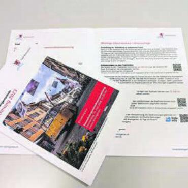 «Gmeind-Büechli» abgeschafft - Zu den ausführlichen Infos kommt man heuer über QR-Codes. Bild: huy