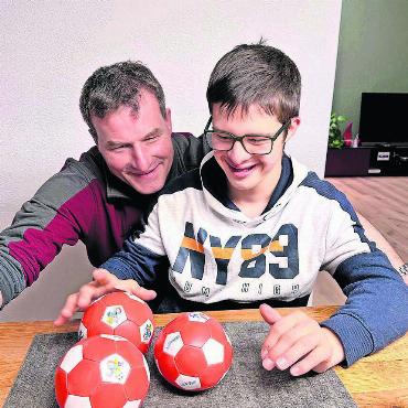 Familiensache - Ein starkes Duo: Stephan Jaeggi und Silvan. Dank dem Vater kann der Sohn bald wieder Handball spielen. Bilder: Stefan Sprenger / zg