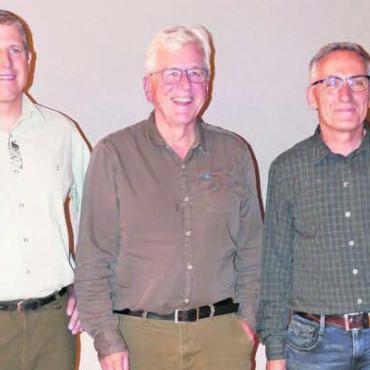 In die Zukunft blicken - Bezirksobmann Guido Heggli (links) und sein Stellvertreter Adrian Seiler (rechts) freuten sich über den Besuch von Kantonalpräsident Rainer Klöti im Freiamt.