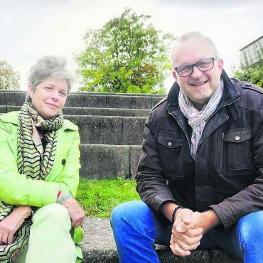 Leuchtend durch das dunkle Städtli - Eva Knecht und Ralph Nikolaiski auf den Stufen vor dem St. Josef-Schulhaus. Hier wird die Hälfte der Bremgarter Kinder am 14. November ihren Räbeliechtli-Tag ausklingen lassen. Bild: Marco Huwyler