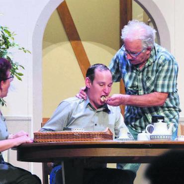Viele Ausreden in Lunkhofen - Familienidyll: Damit Sohn Toni (Thomas Müller) nichts Falsches ausplaudert, stopft ihn Vater Hans (Pius Etterlin) zum Schock von Mutter Rosa (Esther Etter) mit Essen voll.