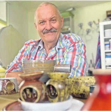 «99 Profis – und ich» - Früher war Andy Müller immer auf der Jagd nach dem perfekten Bild. Nach seiner Pensionierung wechselte der Profifotograf von der Kamera zum Ton. Am liebsten dreht er Gebrauchsgegen-
stände: Teller, Schüsseln, Becher. Auch Fondue-Caquelons gehören mittlerweile zu seinem Sortiment.
Bild: Sabrina Salm