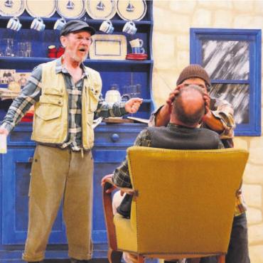 Jacky’s Improvisation ins Glück - Michael O’Sullivan (Josef Koller), stehend, und Jacky O’Shea (Pius Strickler) finden den vom Glück aus dem Leben gerufenen Ned Devine (Hanspeter Meier). Sie wollen ihren lieben Freund nicht ohne Lächeln auf seinen letzten Weg schicken. Was Jacky gleich umsetzt.