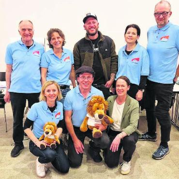 Mit Leo in die digitale Zukunft - Der neue Vorstand von BT mit zwei Neuen, die noch eingekleidet werden müssen (von links): Tschösy Meier, Sonja Schneiderbauer, Ruth Meier, Franky Weber, Juri Tirez, Martina Eller, Claudia Bamert und Ralph Nikolaiski. Es fehlt Sarina Kaufmann. Bild: zg