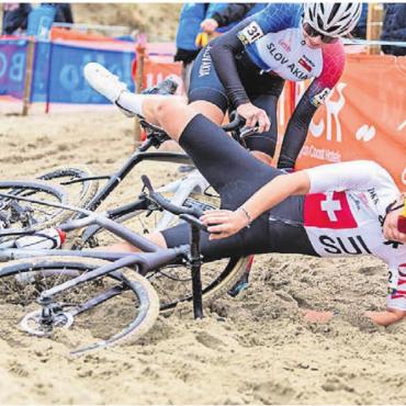Topresultat trotz Sturz - Auch ein Sturz am Strand hinderte Shana Huber nicht an einer Platzierung in den Top 5 an der Radquer-EM. Bild: zg