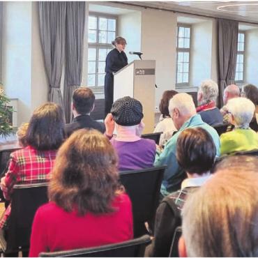 Eine (be)sinnliche Erfahrung - Zahlreiche Besucherinnen und Besucher fanden Interesse an der Vernissage der Weihnachtsausstellung im Singisenflügel des Klosters Muri. Bilder: Verena Anna Wigger