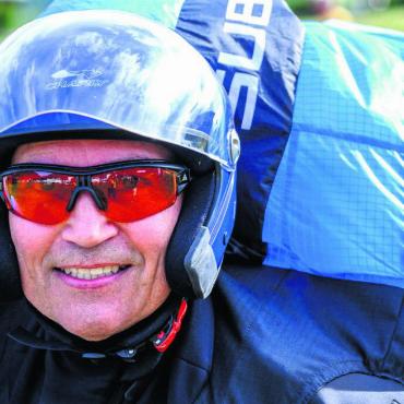 In der Luft zu Hause - Alfredo Studer fliegt auch mit 60 Jahren noch sehr erfolgreich Gleitschirm. Bild: zg