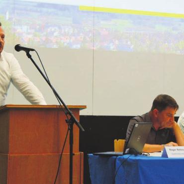 Die Nächste ist ausserordentlich - Der neue Gemeinderat Thomas Guggisberg präsentierte die erfreuliche Rechnung, neben ihm Gemeindeschreiber Roger Rehmann und Gemeindeammann Michael Weber (von links). Bild: Annemarie Keusch